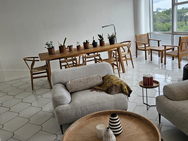 Foto del edificio - 900 Bay Dr