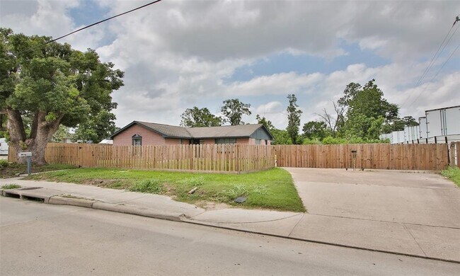 Foto del edificio - 2032 W Little York Rd