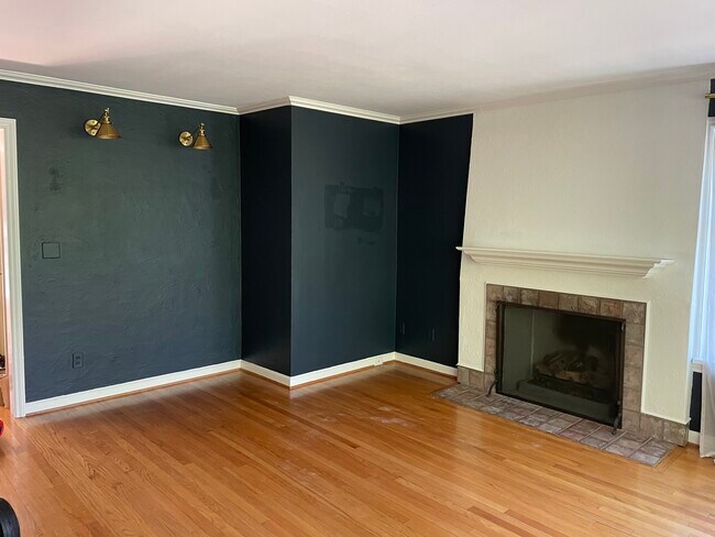 Building Photo - 354 Queen Anne Dr