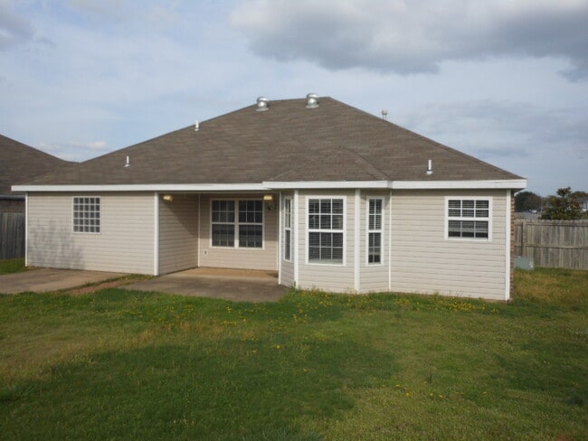 Building Photo - 910 SW Cheyenne Dr
