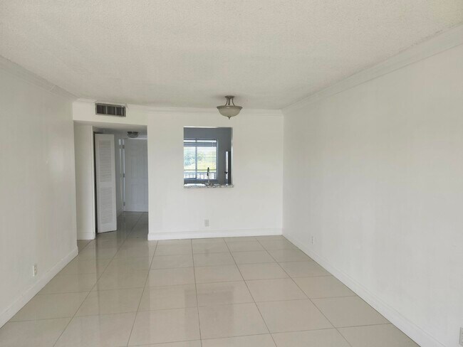 Foto del edificio - 8600 N Sherman Cir