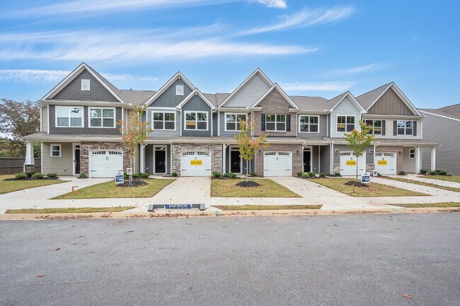 Foto del edificio - Elegant 3-Bedroom, 2.5-Bath Townhome with Modern Finishes ($1950/mo rent***)