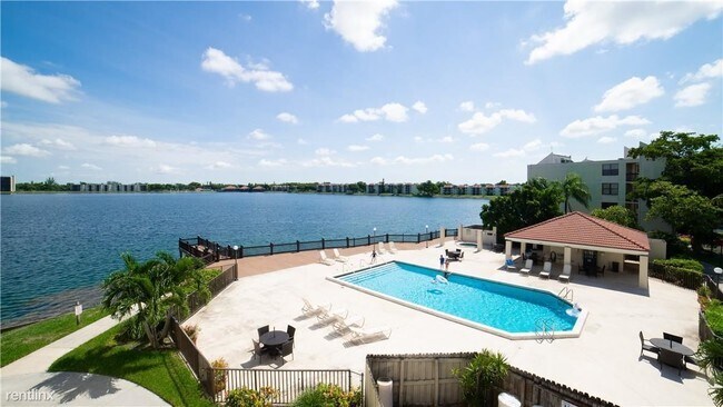 Foto del edificio - 117 Lake Emerald Dr