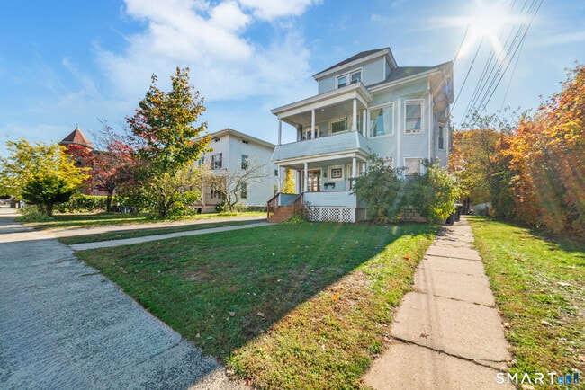 Building Photo - 196 Center St