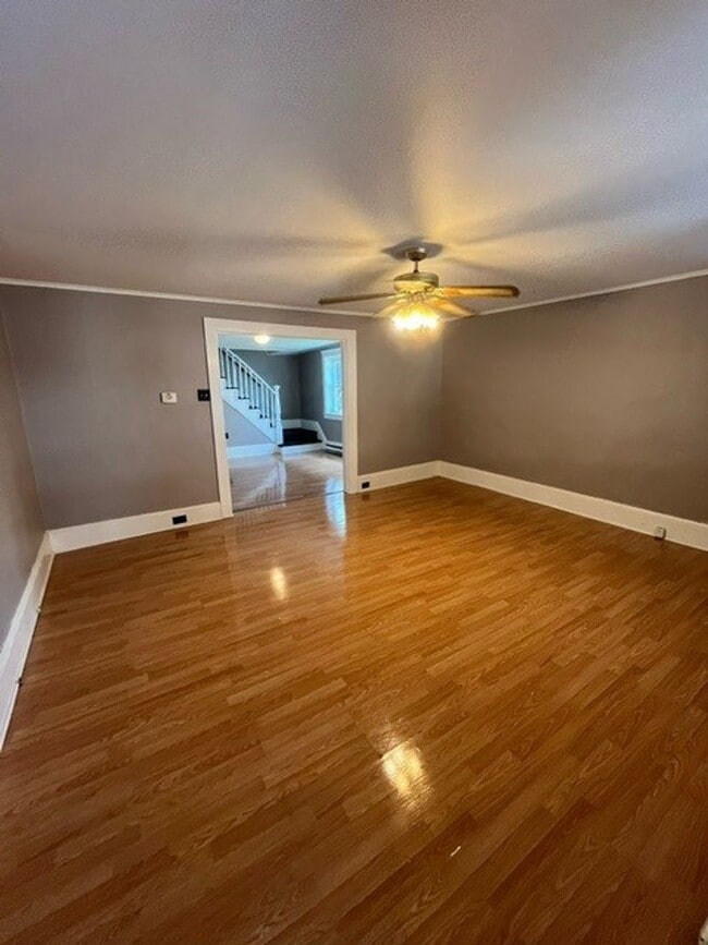 Building Photo - 4 Bedroom 1 Bath