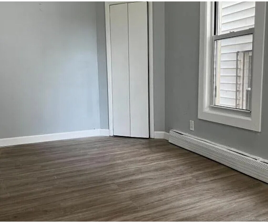 Foto del edificio - 639 Barnum Ave