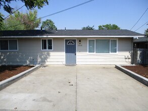 Building Photo - 1510-1512 Meadows Ln