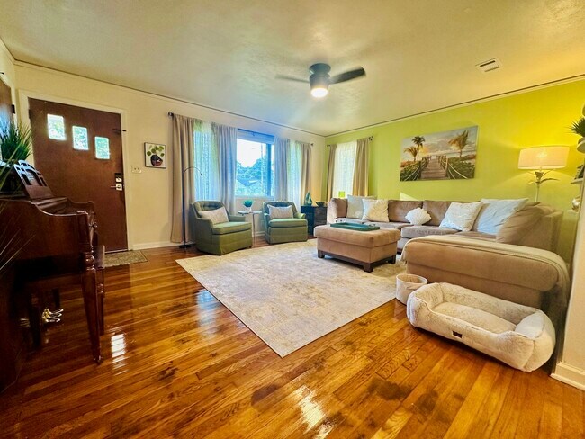 Building Photo - 27 Escalona Ave