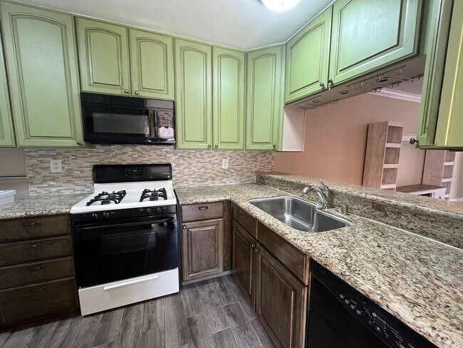 Foto del edificio - 2 bedroom, 1.5 bath townhouse in the heart of Irvine!