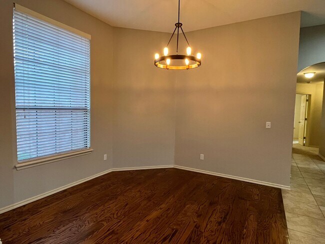 Foto del edificio - Gorgeous 4 Bed 2 Bath In Edmond