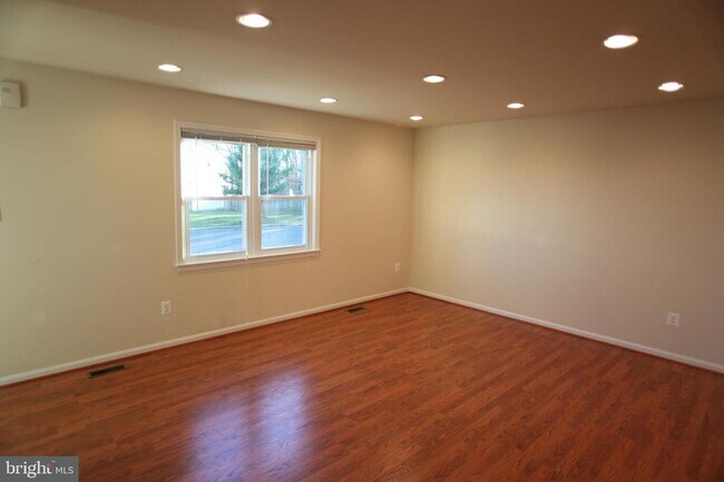 Foto del edificio - 1316 Bayshire Ln