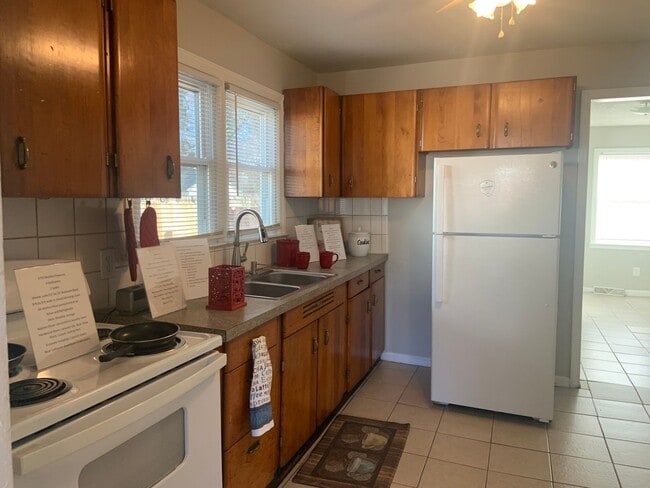 Building Photo - 4 BR House w/ Fenced-in Yard
