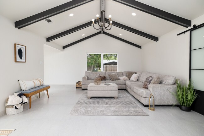 Foto del edificio - Beautiful Renovated 4 bedroom home