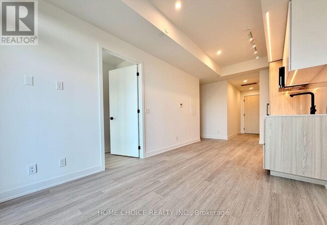 Building Photo - 699 Sheppard Ave E