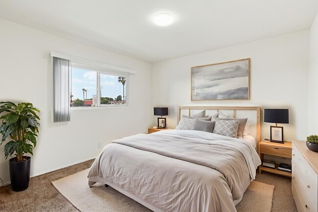 Building Photo - Crenshaw Manor