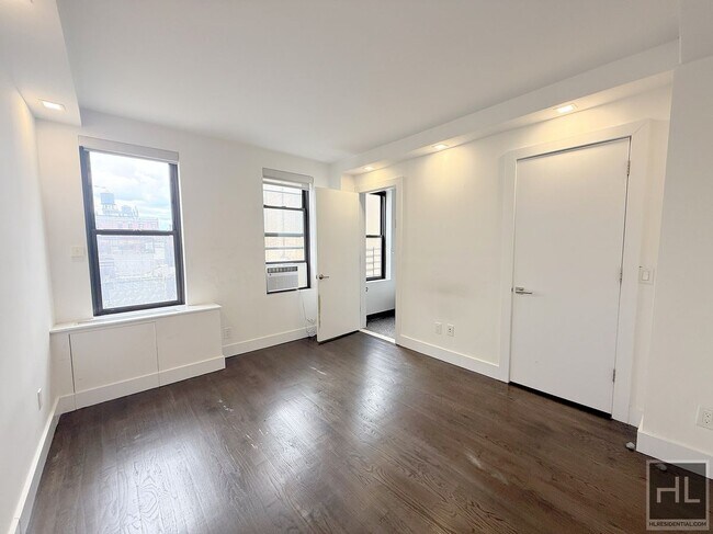 Foto del edificio - NO fee 3 bed 2 bath with Laundry in unit.