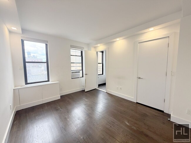 Building Photo - NO fee 3 bed 2 bath with Laundry in unit.