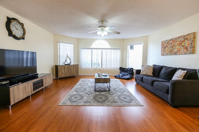 Building Photo - 2489 Sweetwater Club Cir
