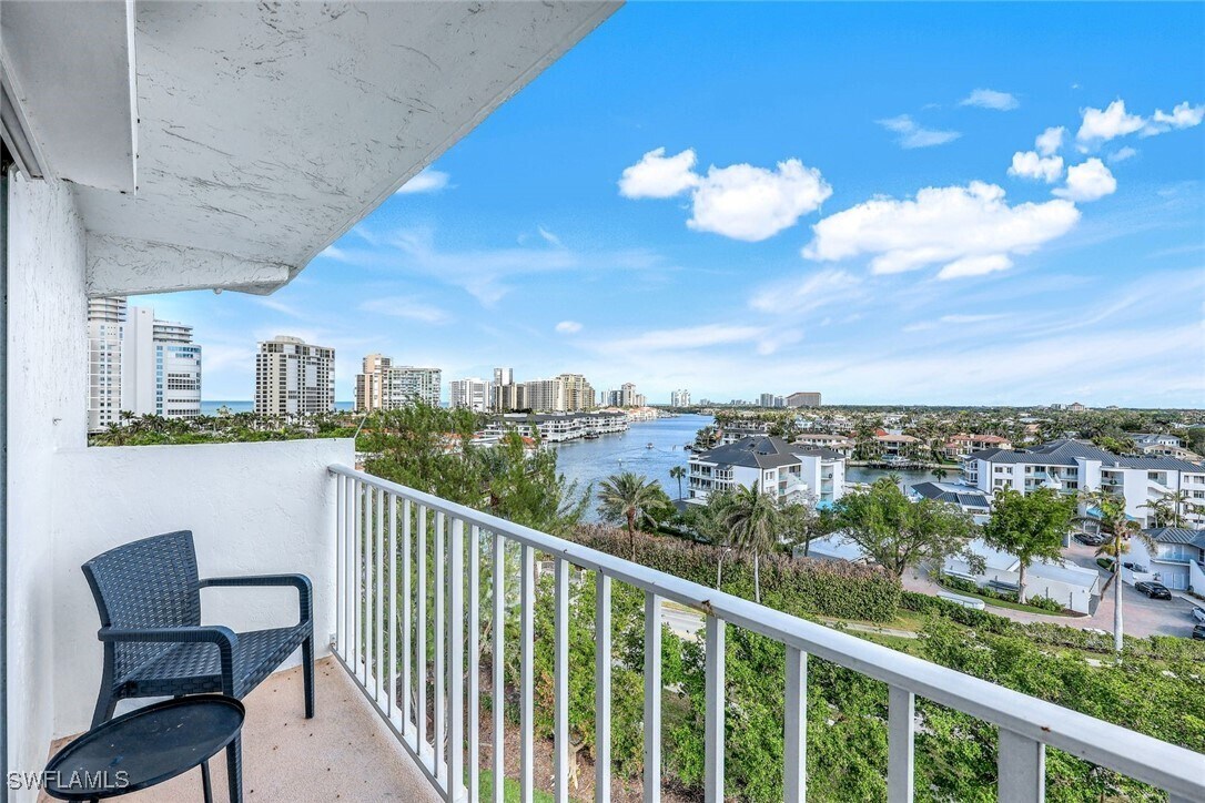 Foto del edificio - 250 Park Shore Dr