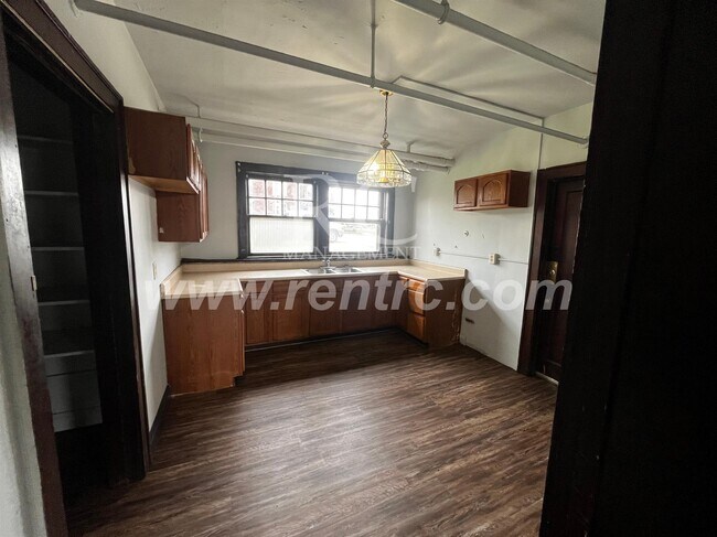 Building Photo - 210-145 Walnut-
