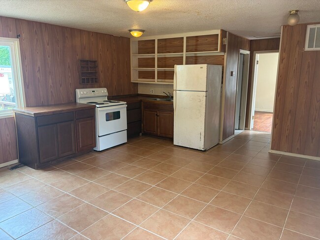 Building Photo - 2 BEDROOM 1 BATH HOUSE, WITH CENTRAL HEAT & AIR, ALL ELECTRIC, FENCED YARD. APPLICATION AND PET F...