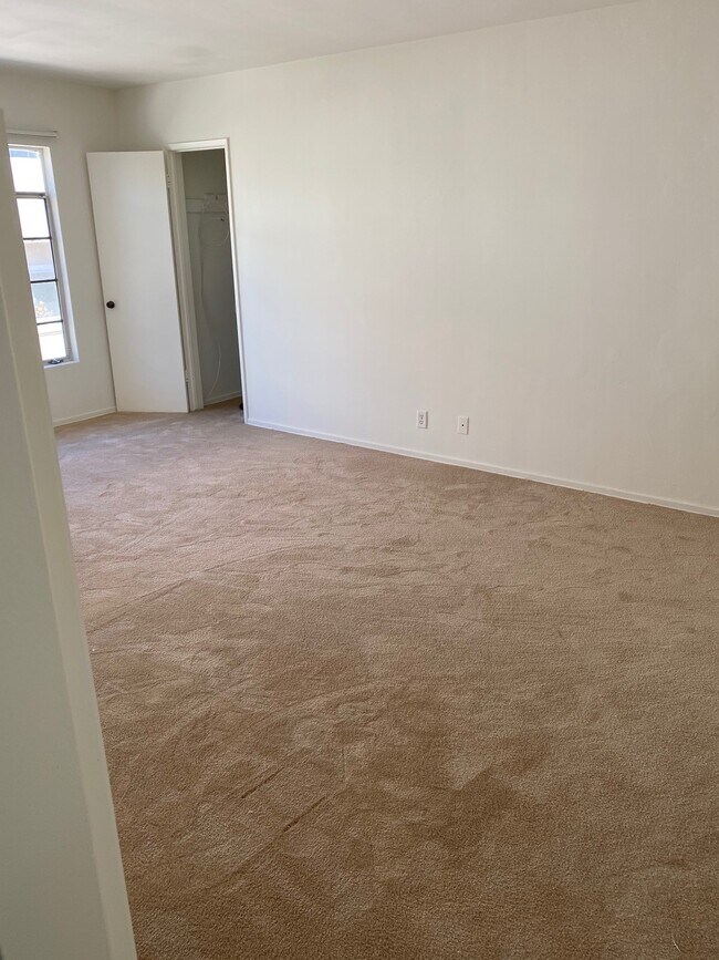 Building Photo - 11844 Mayfield Ave