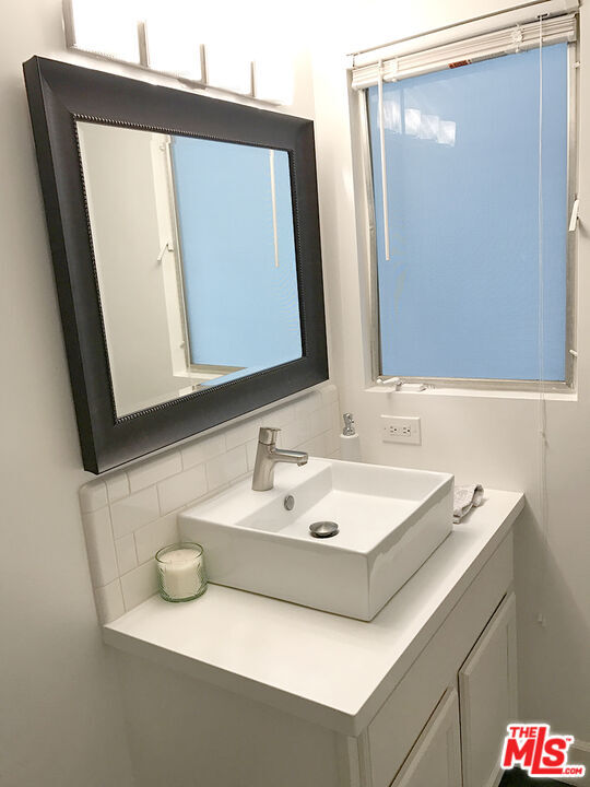 Foto del edificio - 8727 Shoreham Dr