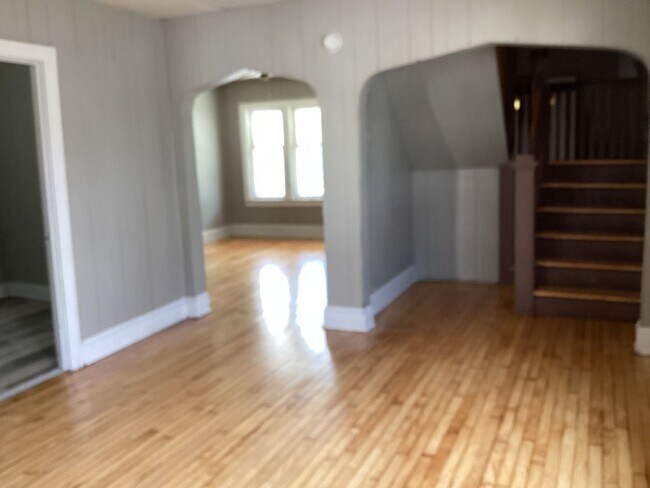 Building Photo - 5 bedroom single family home