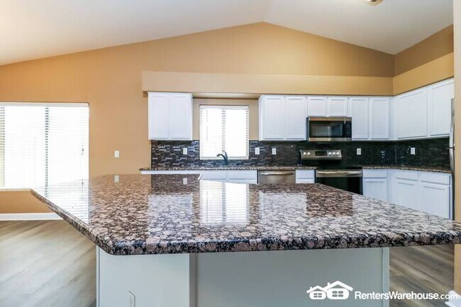 Building Photo - Beautiful 3 bed/ 2 bath with a Pool