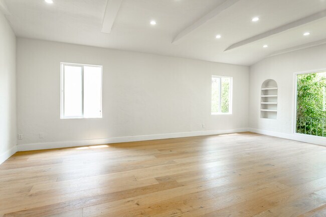 Building Photo - 452 S Roxbury Dr