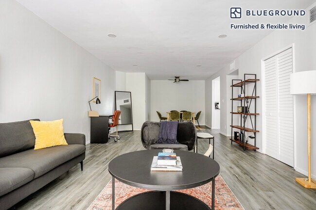 Foto del edificio - 1371 S Beverly Glen Blvd