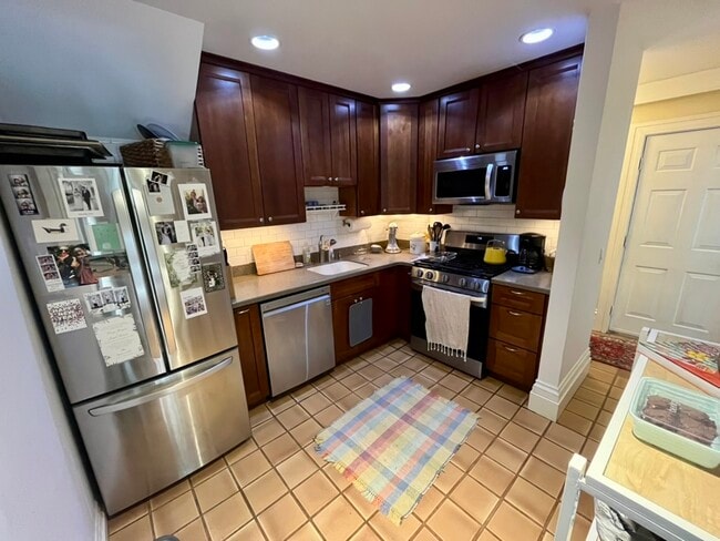 Kitchen - 87 Park St