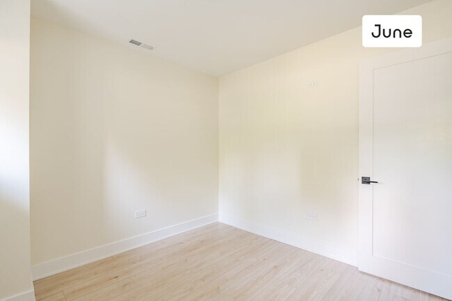 Building Photo - ROOM ONLY in 4-bed/2.5-bath Home