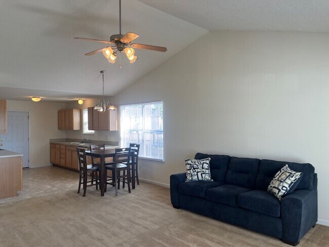 Foto del edificio - Spacious 3-Bedroom Home with Loft & Large Backyard!