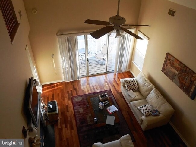 Living Room - 13101 Millhaven Plz
