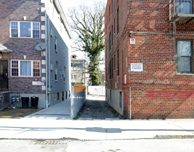 Building Photo - 747 E 226th