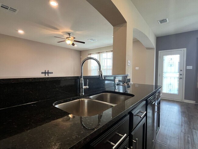 Foto del edificio - PRICE REDUCTION - NEW IN MANAGEMENT - AVAI...
