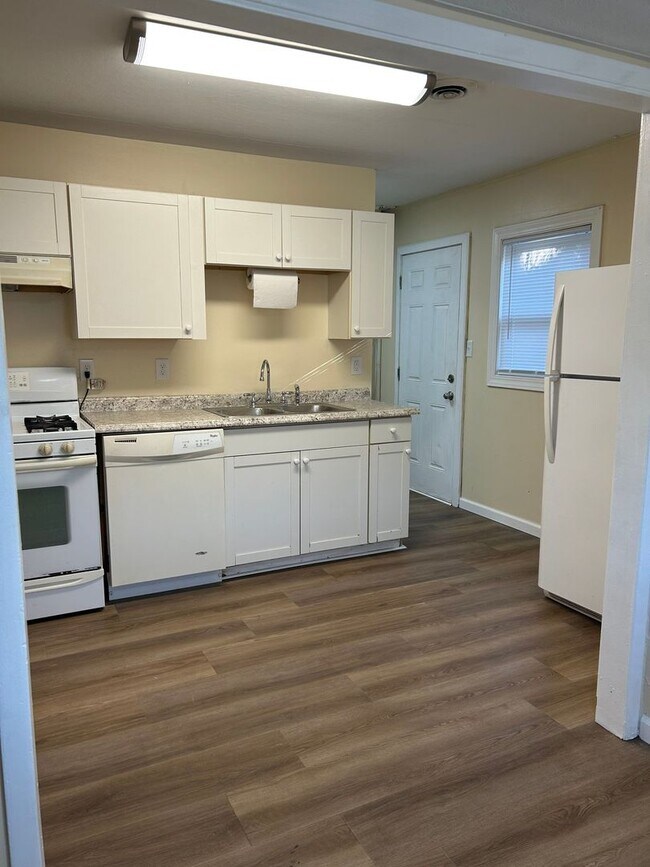 Building Photo - 3 Bedroom, 1 bath home with detached 1 car...