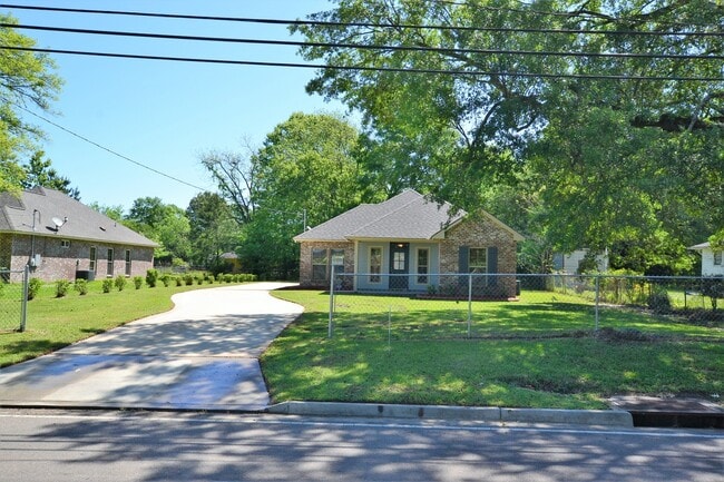 Building Photo - Charming Three Bedroom Home in the Heart o...