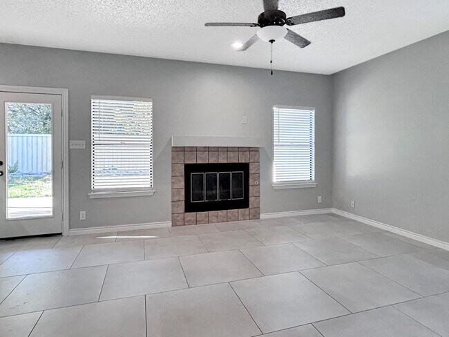 Building Photo - Updated Gem Near Thousand Oaks