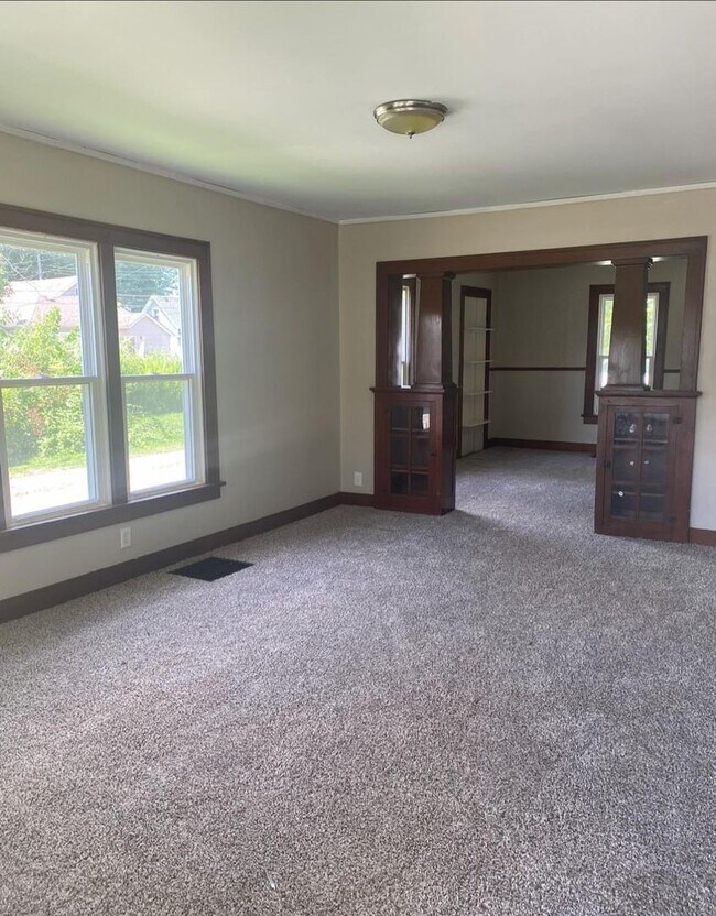 Building Photo - Huge 4 bed 2 bath 2 story