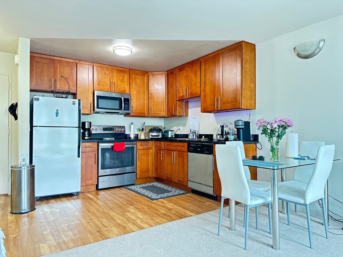 fully furnished - 2390 Powell St