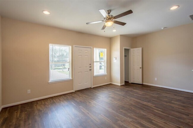 Foto del edificio - 8134 Cabot St