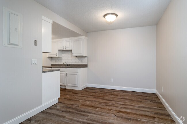 2BR, 1.5BA - 1,000SF - Dining Room - Folly Hill Meadows