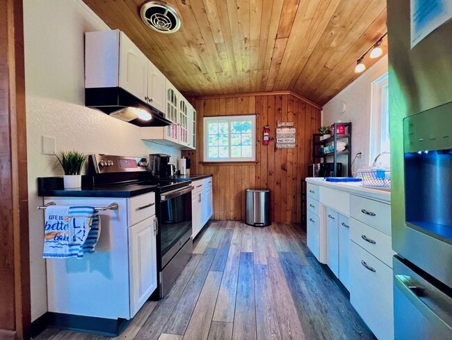 Building Photo - Cozy Off-Season Cottage on Long Lake!