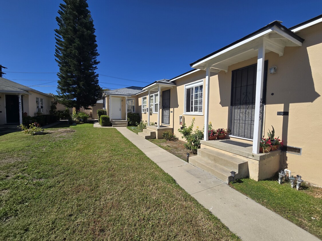 Foto principal - 2459 N Brighton St