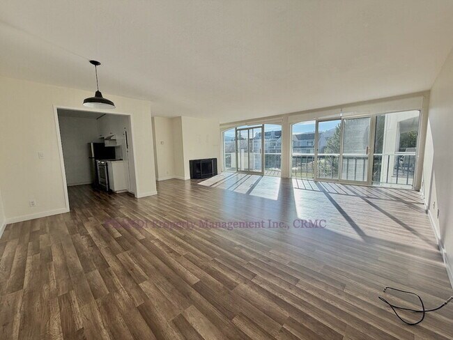 Foto del edificio - 5221 Shelter Bay Ave