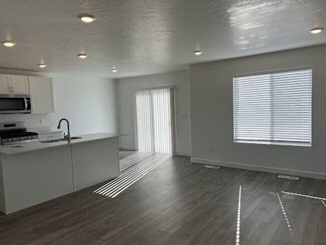 Building Photo - Just Reduced! Available Now! Old Sorrel To...