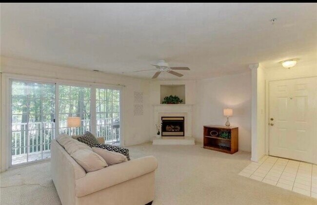 Foto del edificio - 900 Charnell Dr