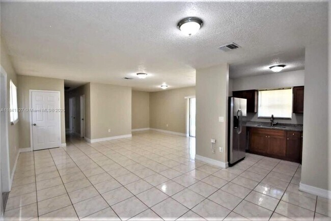 Foto del edificio - 330 NW 196th St